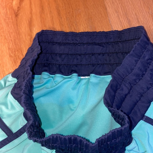 🍋 Lululemon Rare Tracker Shorts Size 6 Green/Blue - Picture 6 of 8